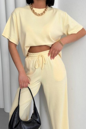 182720 TOPTAN SARI EŞOFMAN TAKIM