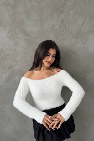 220470 TOPTAN BEYAZ KAZAK